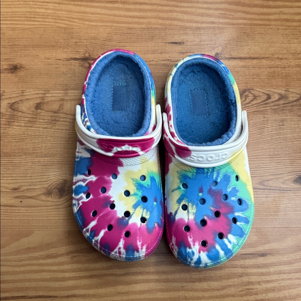 CROCS Fuzzy Lined Tie-Dye Slippers